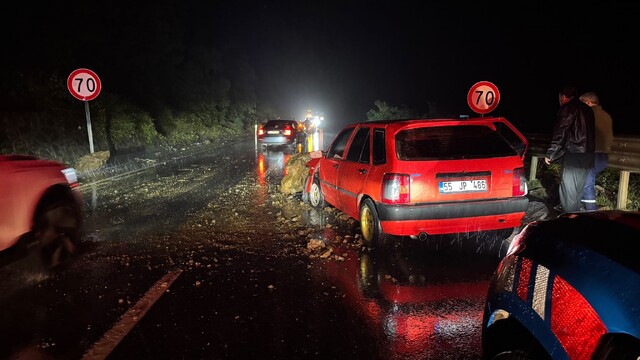 Alaplı-Akçakoca yolunda kaya düşmesi iki otomobili hasar gördü