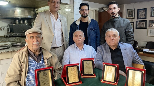 Alaşehir'de 55 yıllık kahveciye ahilik plaketi verildi