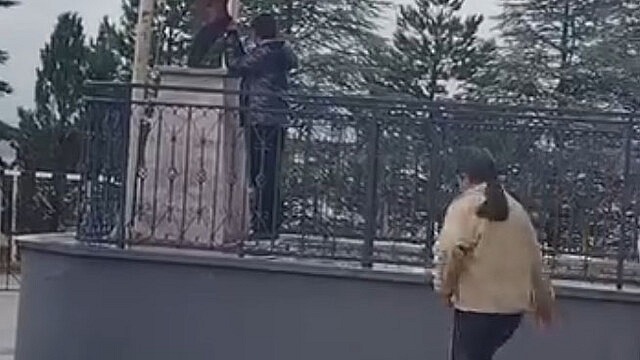 Alperen, Atatürk büstüne şemsiye tutarak dikkat çekti