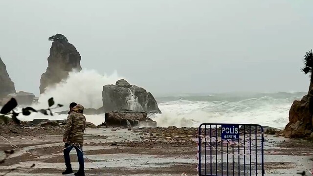 Amasra'da fırtına nedeniyle dalga boyu 10 metreyi aştı