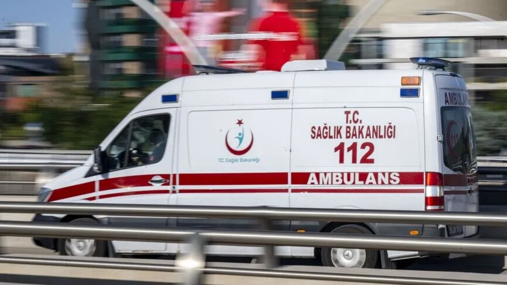 Ambulans vakaya ulaşım süresini yanlış park uzatıyor