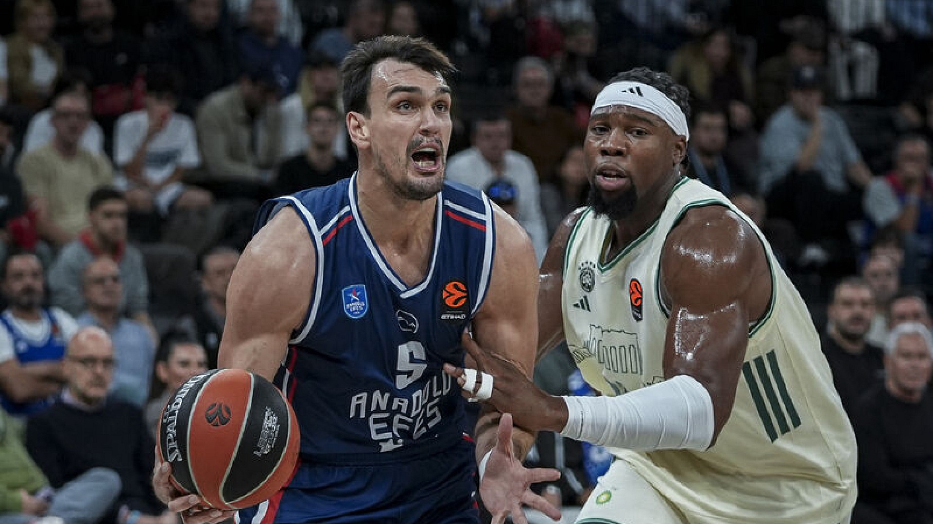 Anadolu Efes, Panathinaikos'u 83-68 yenerek galip geldi
