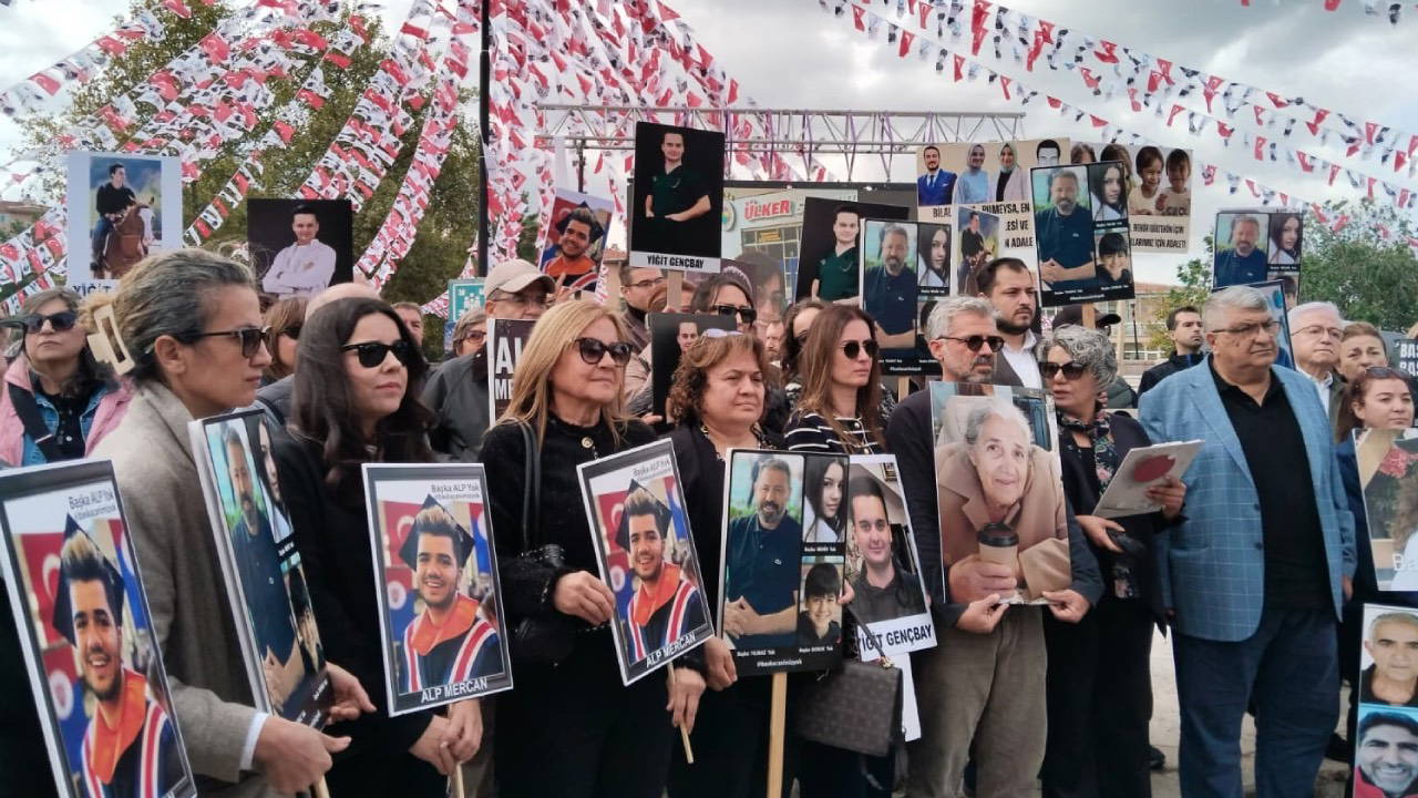 Anıtpark'ta 78 sandalye ile adalet nöbeti başlatıldı