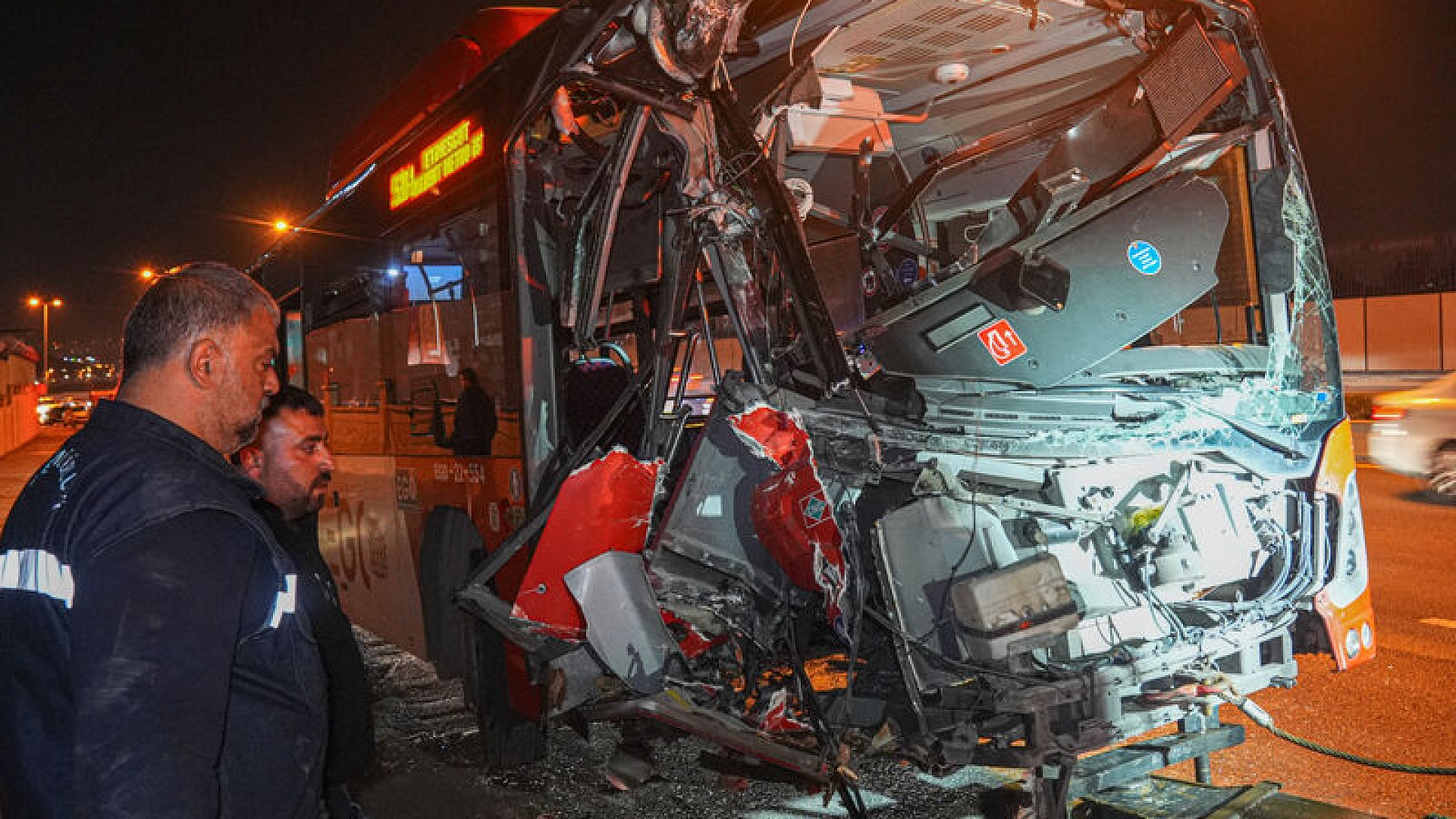 Ankara'da otobüs üst geçide çarptı: 24 yaralı