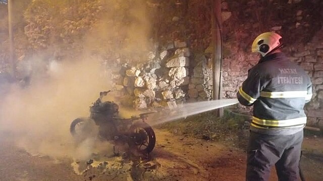 Antakya'da motosiklet yangını kullanılamaz hale getirdi