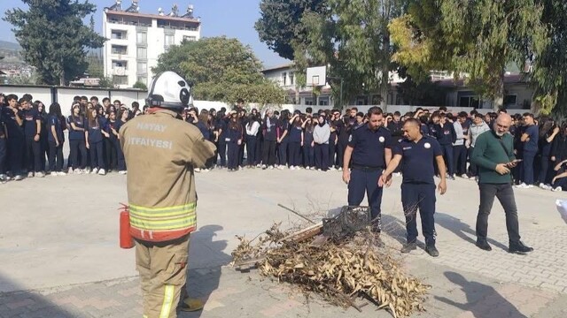 Antakya'da öğrenci ve öğretmenlere yangın eğitimi verildi