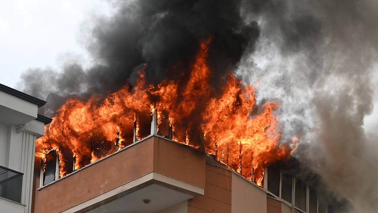 Antalya'da 5 katlı binanın terasında çıkan yangın korkuttu