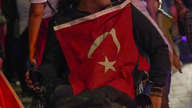 Antalya'da Cumhuriyet coşkusu fener alayıyla kutlandı
