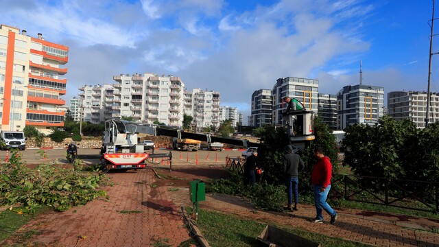Antalya'da hortum, şantiye alanında büyük hasara yol açtı