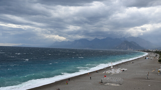 Antalya'da kuvvetli rüzgar ve sağanak etkili oldu
