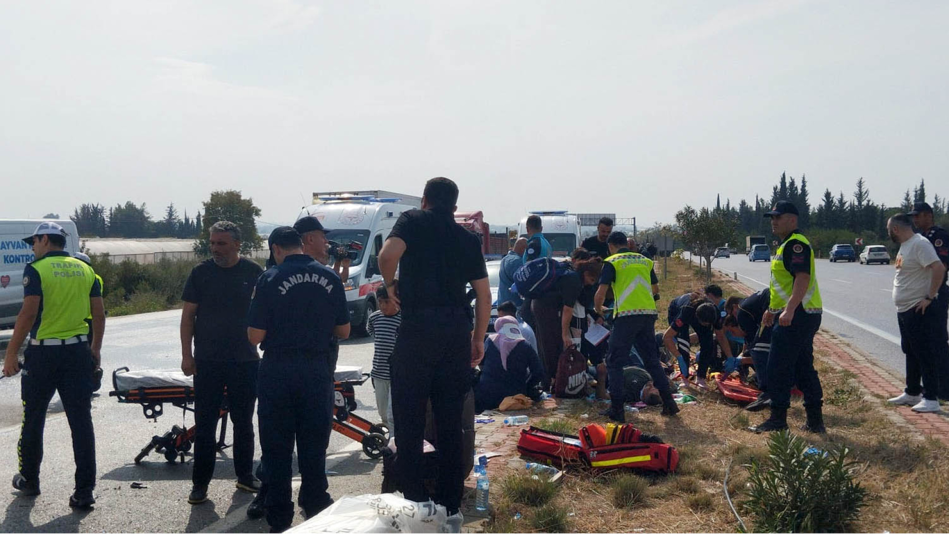 Antalya'da midibüs kaygan yolda devrildi, 5 yaralı