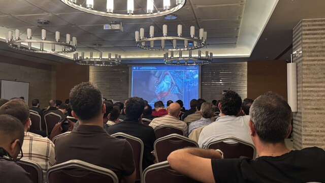 Antalya'da ortopedi uzmanları 3 omuz ameliyatı canlı yayınladı