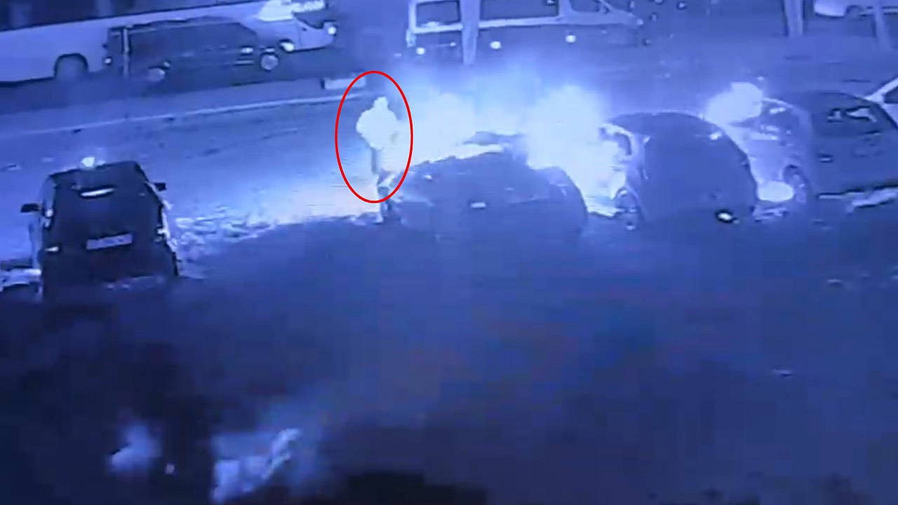 Antalya'da oto galeri kundaklandı, 6 otomobil yandı