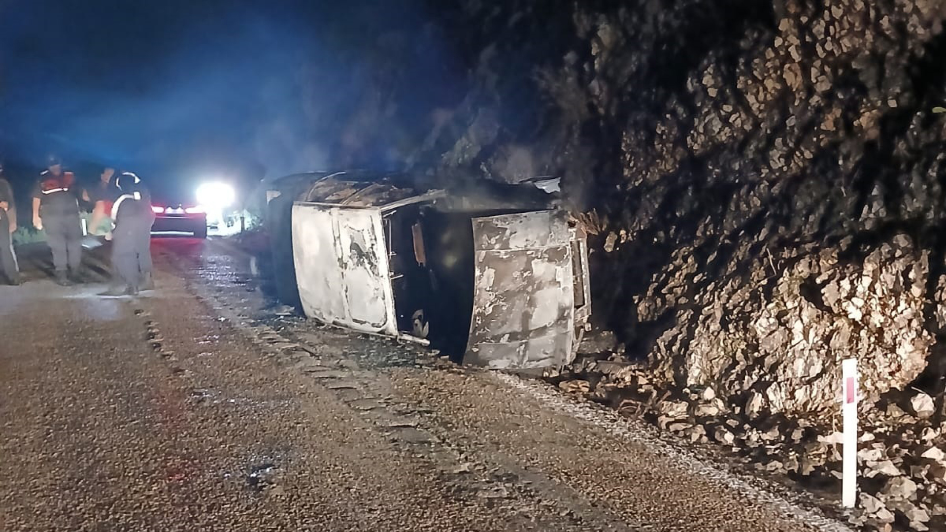Antalya'da otomobil alev aldı, sürücünün cesedi bulundu
