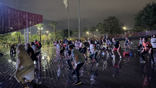 Antalya'da spor tutkunları sağanağa rağmen antrenmanı sürdürdü