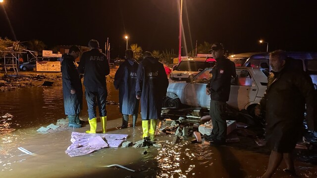 Antalya'da yağışlar nedeniyle mahsur kalan 22 kişi alındı