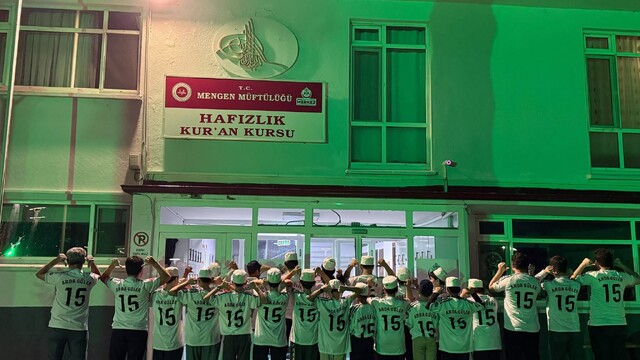 Arda Güler hafızlık öğrencilerine imzalı formalar gönderdi