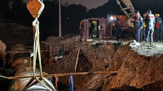 Arifiye'de gece saatlerinde göçükte kalan işçi kurtarıldı