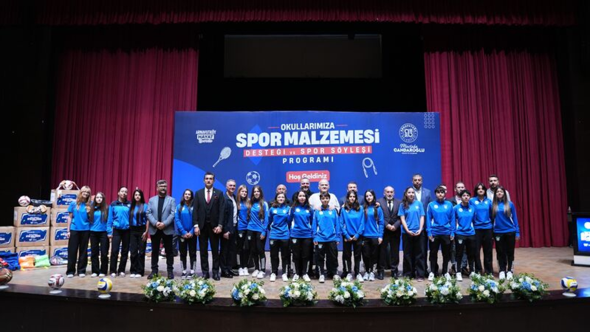 Arnavutköy Belediyesi, okullara spor malzemesi sağladı