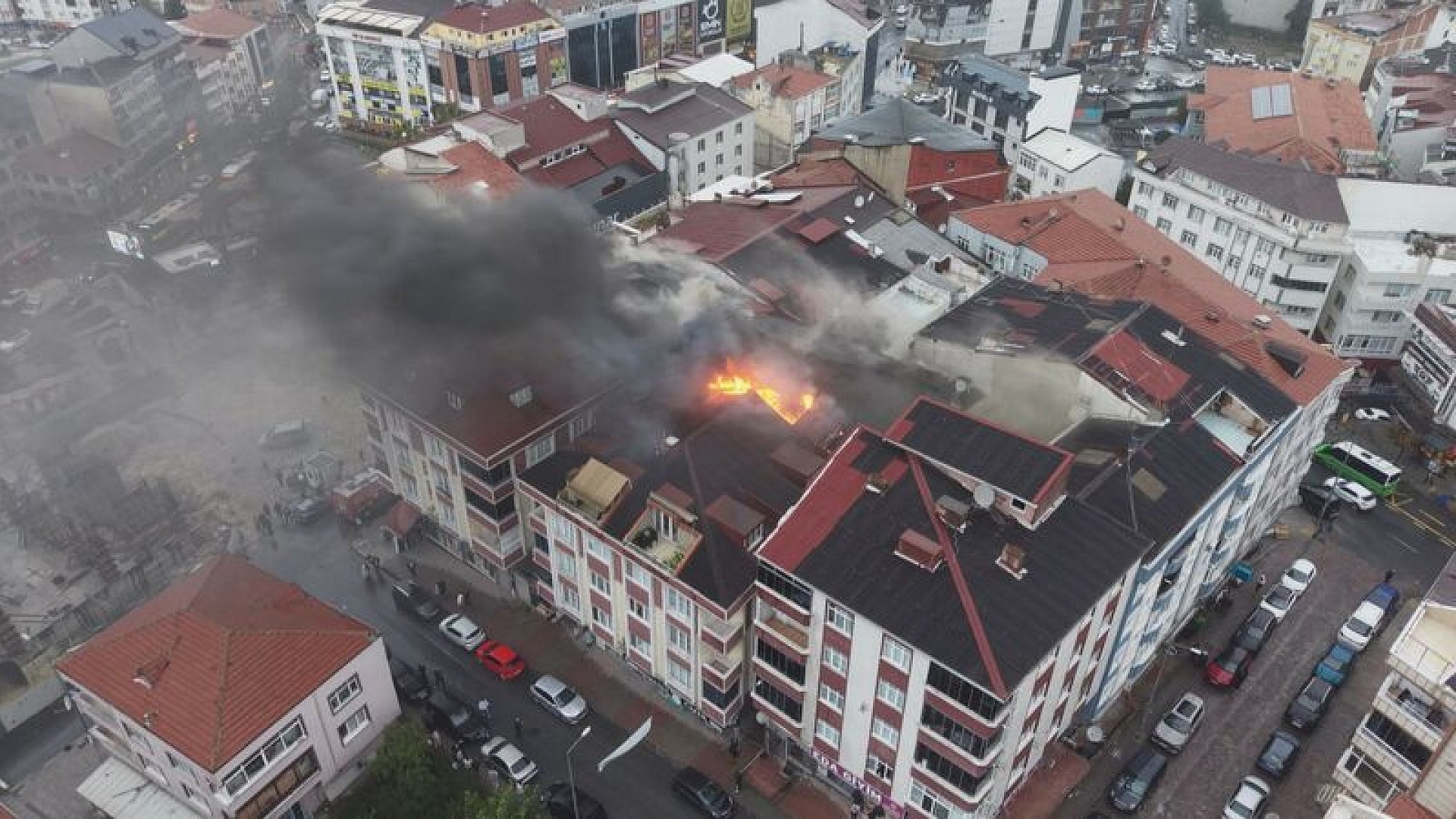 Arnavutköy'de 5 katlı binada yangın çıktı