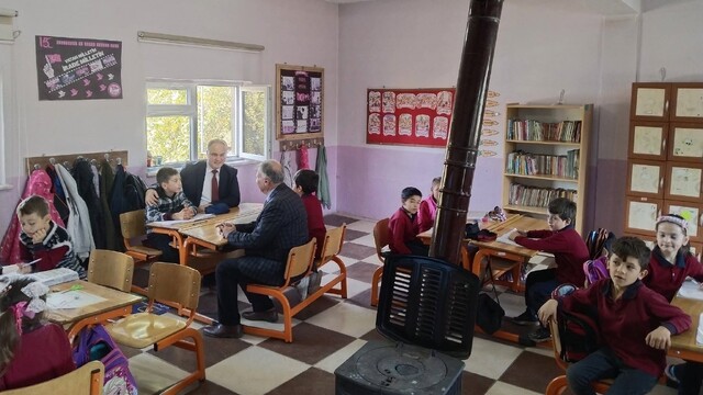Aslanapa Kaymakamı Tosun, öğrencilerle buluştu
