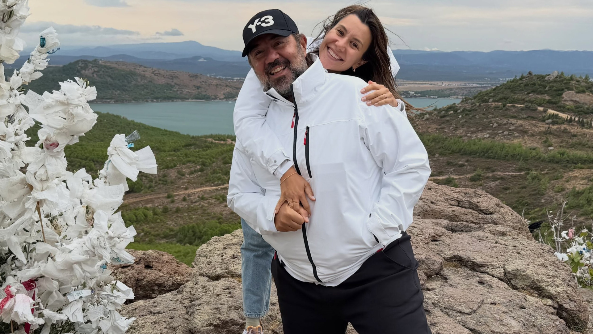 Ata Demirer ve Dilara Alemdar Ayvalık'ta tatil yaptı