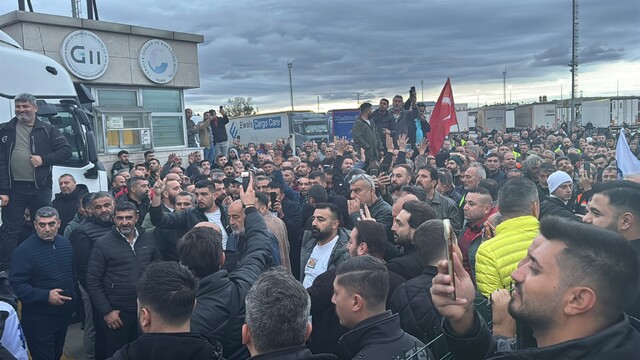 Tır sürücüleri Avrupa sınır kapısında kontak kapattı