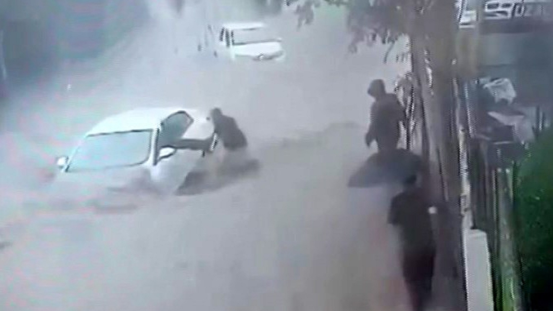 Ayazağa'da selde mahsur kalan sürücüyü esnaf kurtardı