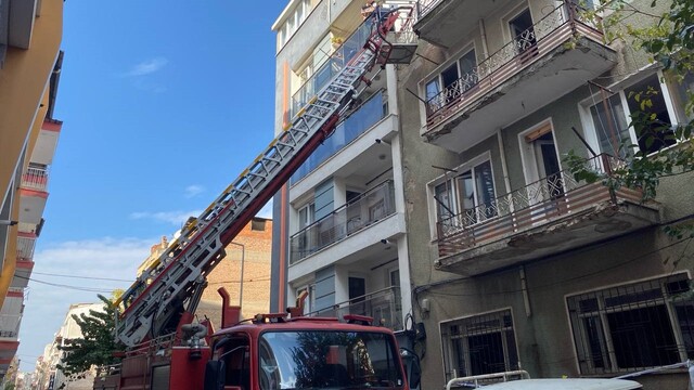 Aydın'da itfaiye ekipleri kaçan kediyi kurtardı