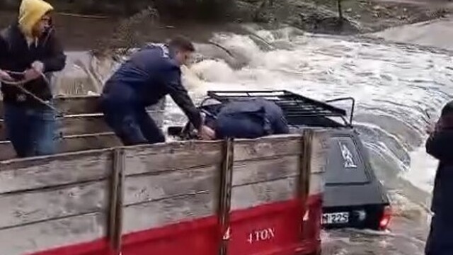 Aydın'da sel sularında mahsur kalan iki kişi kurtarıldı