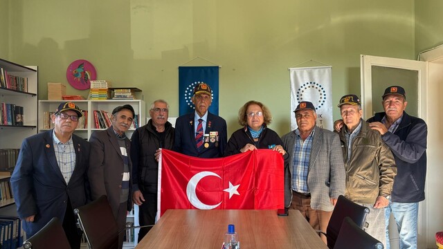Ayvalık gazilerinden Füsun Atay'a Türk Bayrağı hediyesi