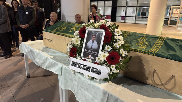 Ayvalık'ta batan teknede doktor için tören düzenlendi