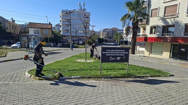 Ayvalık'ta refüj ve kavşaklarda temizlik çalışmaları yapıldı