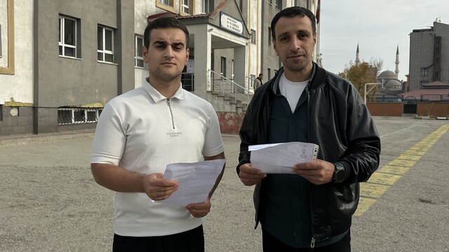 Baba ve oğul Yüksekova'da KPSS sınavına birlikte girdi