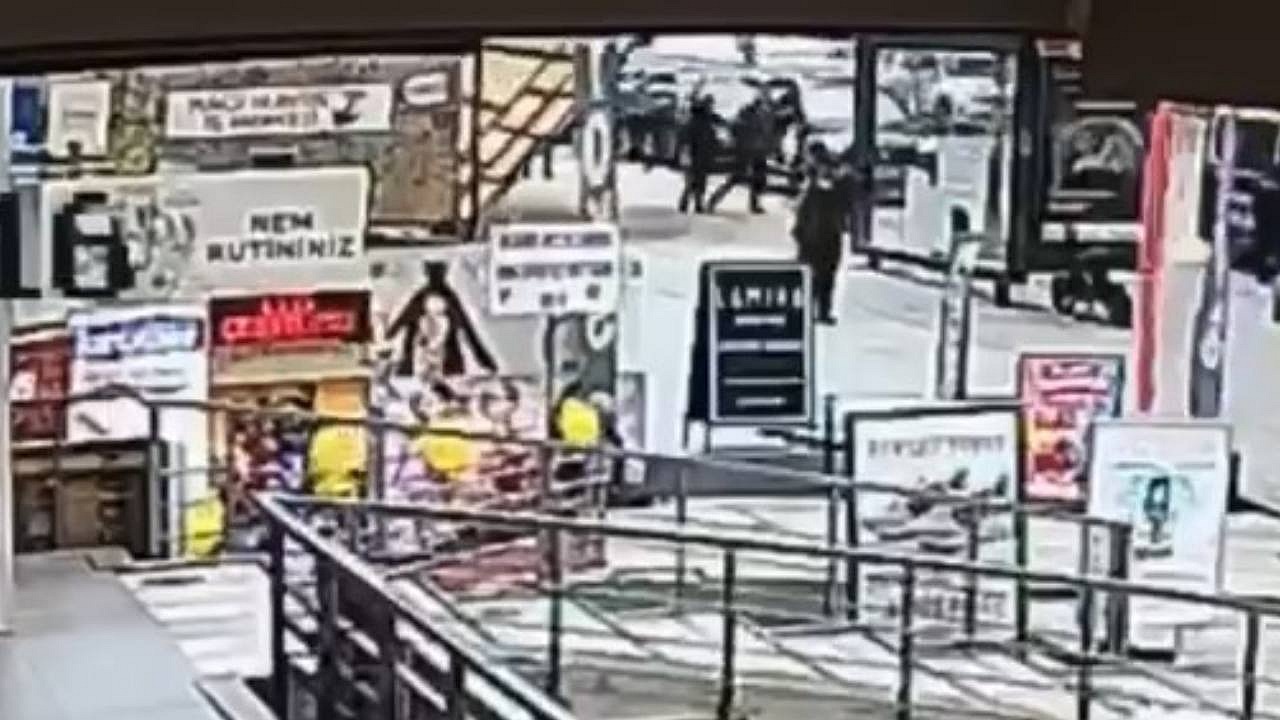 Bağdat Caddesi'nde inşaat kaplaması kardeşlerin üzerine devrildi