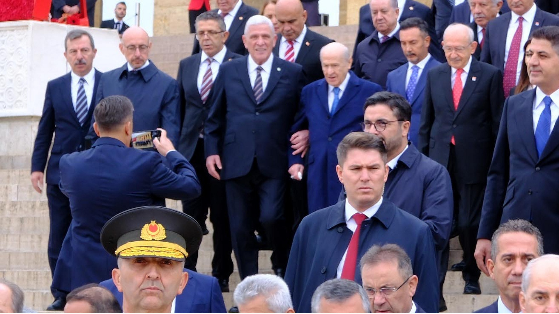 Bahçeli ve Dervişoğlu, Anıtkabir'den kol kola indi