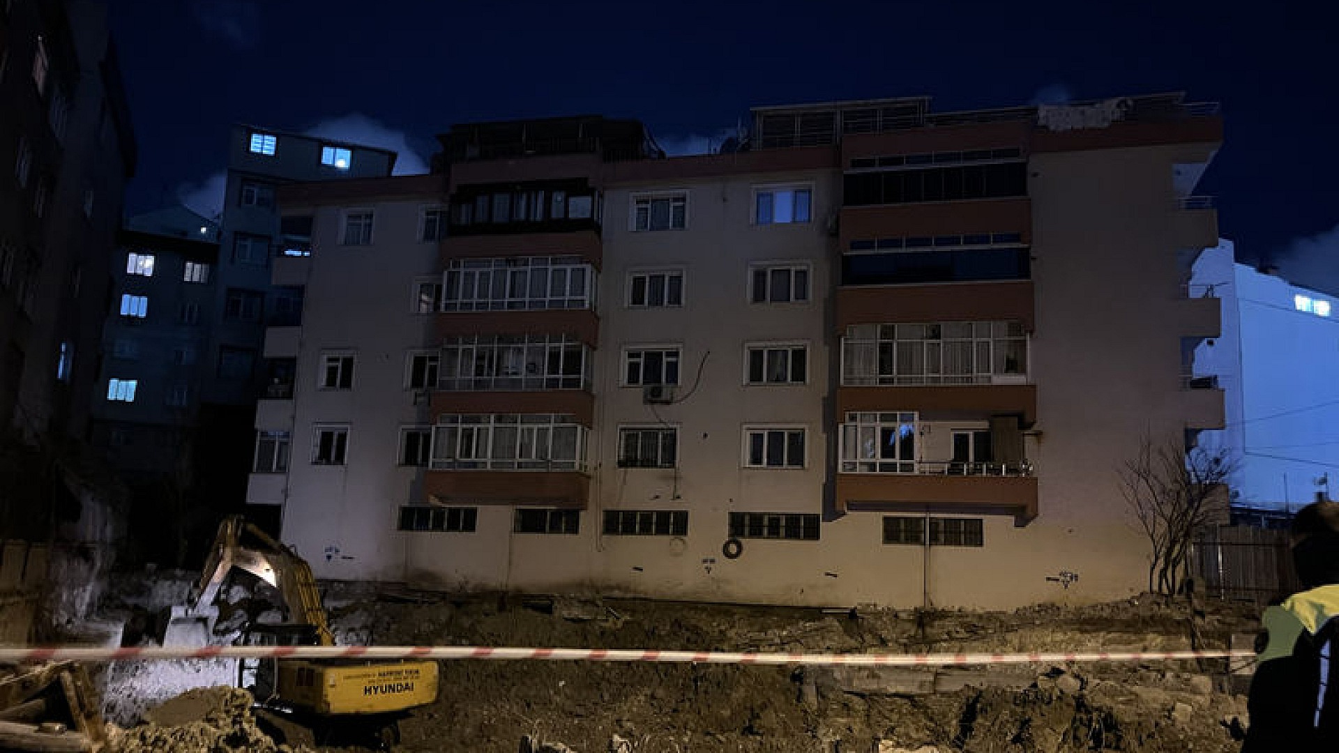 Bahçelievler'de inşaat duvarı çöktü, iki bina tahliye edildi
