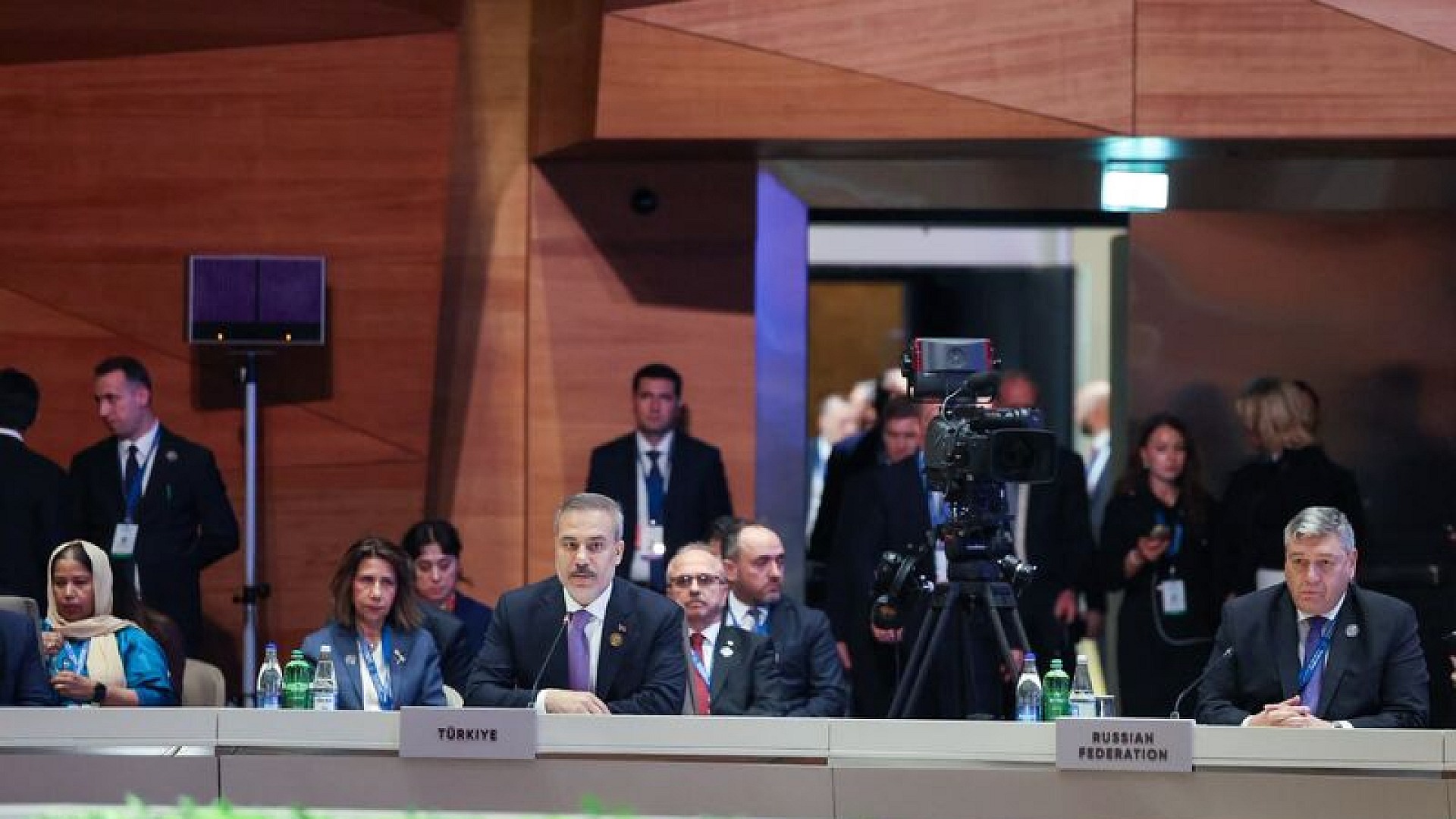 Bakan Fidan, Bakü'de İsrail Cumhurbaşkanı'nın konuşmasını terk etti