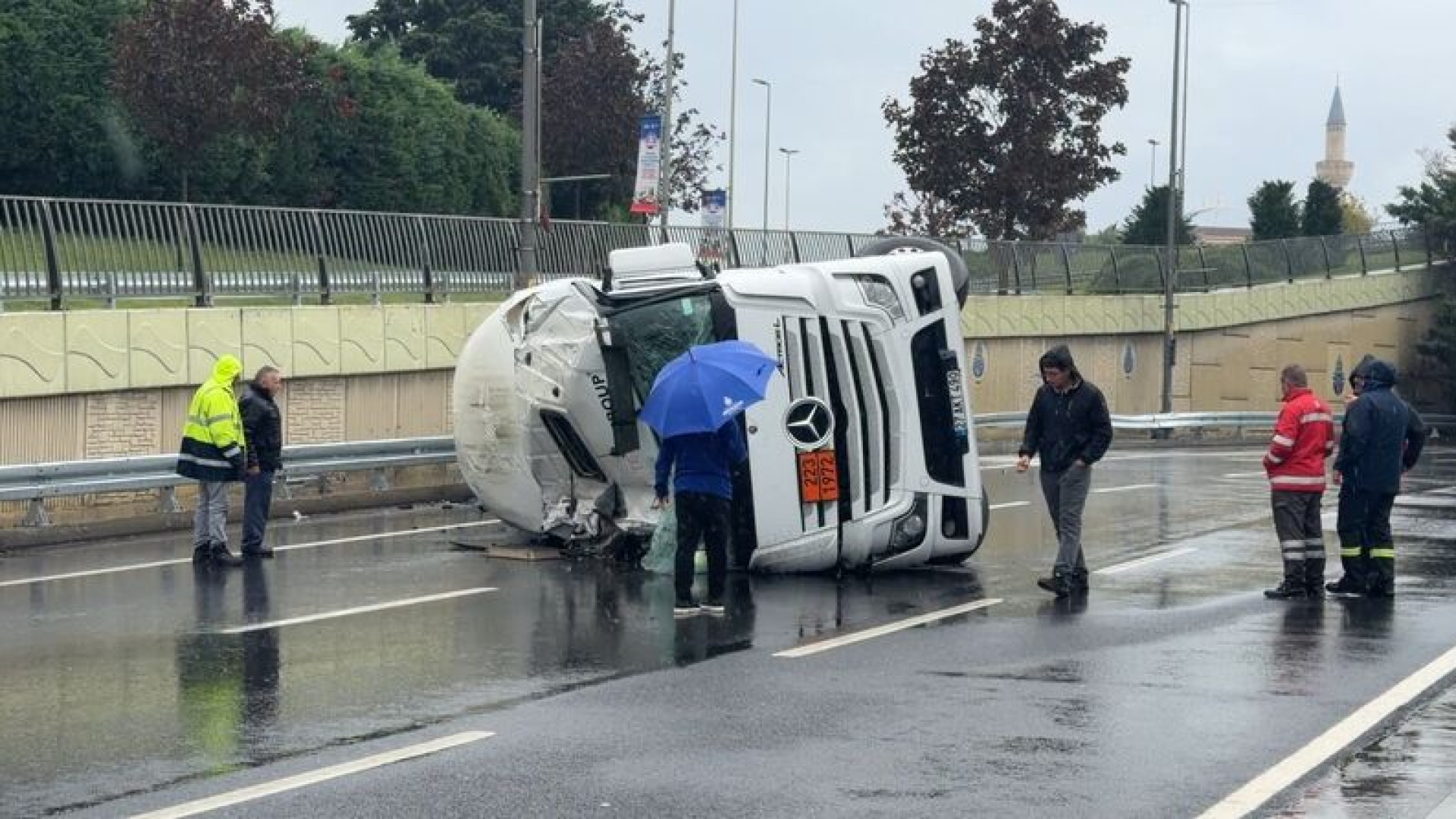 Bakırköy'de LNG yüklü tanker devrildi, yol trafiğe kapatıldı