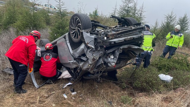 Balıkesir'de otomobil bariyerleri aşarak şarampole uçtu