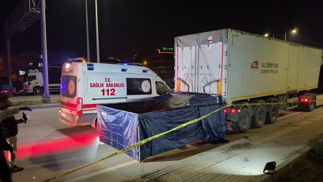 Balıkesir'de park halindeki tıra çarpan sürücü hayatını kaybetti