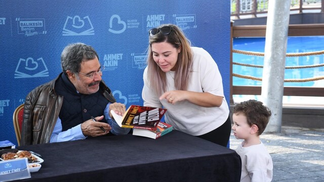 Balıkesir Kitap Fuarı'nda yazarlar okurlarıyla buluştu