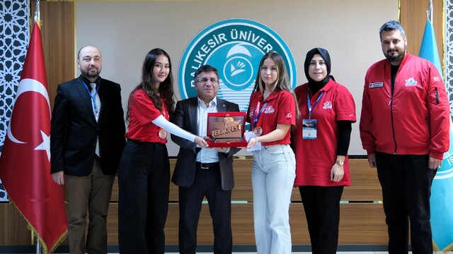 Balıkesir Üniversitesi'nden Teknofest ödül alan ekibe tebrik