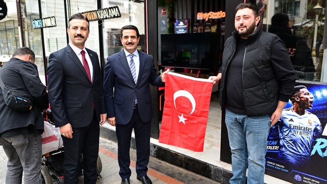Başkan Taşkın vatandaşlara Türk bayrağı dağıttı