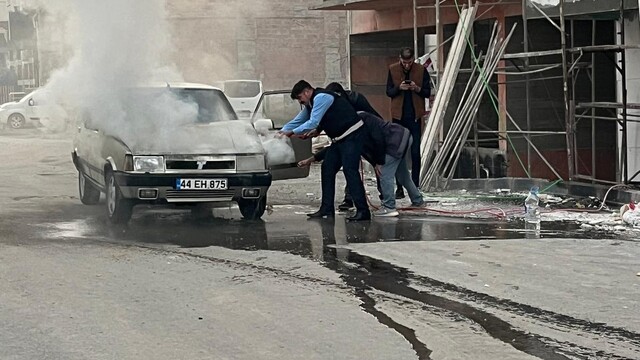 Battalgazi'de yangın çıkan araca zabıta müdahale etti