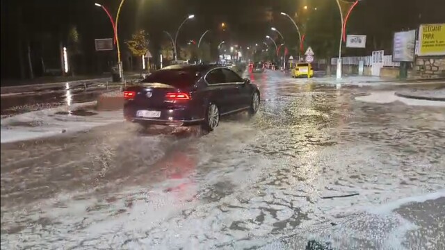 Bayburt'ta dolu yağışı sonrası caddelerde su birikintileri