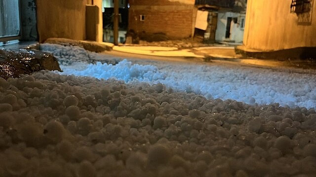 Bayburt'ta fındık büyüklüğünde dolu etkili oldu