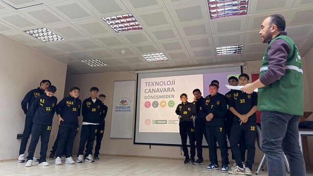 Bayburt'ta genç futbolculara bağımlılıkla eğitim verildi