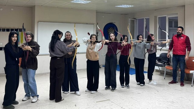 Bayburt'taki gençlik merkezinde okçuluk eğitimleri sürüyor