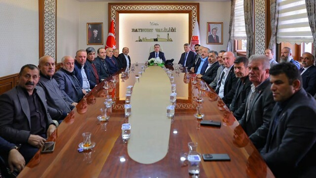 Bayburt Valisi Eldivan, muhtarlarla günü kutladı
